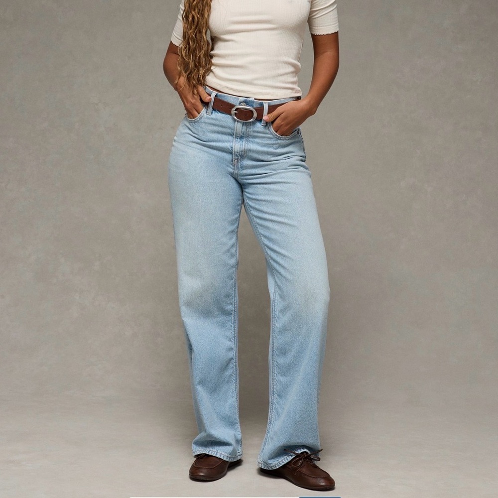 American Eagle Strigid Curvy Super High Rise Baggy Straight Jean in Light Wash